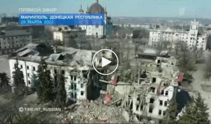 На российском пропагандистском Первом канале кадры разбомбленного Мариуполя прокомментировали словами «С нами бог»