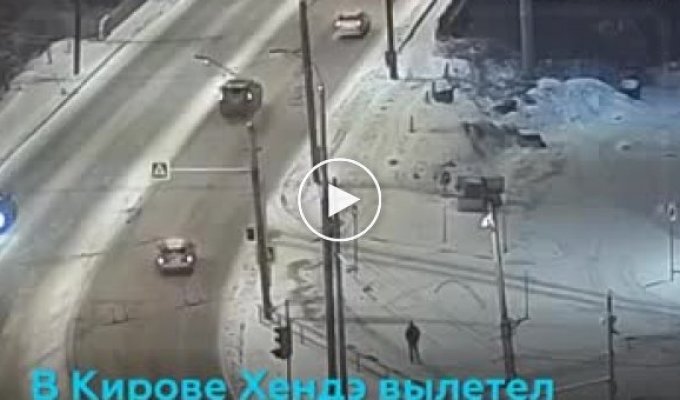 Видео падения иномарки с путепровода в Кирове