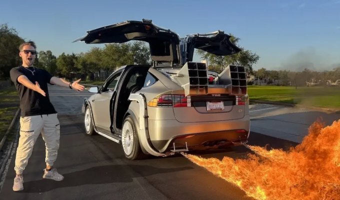 Tesla Model X turned into a time machine, like in the movie "Back to the Future" (1 photo + 1 video)