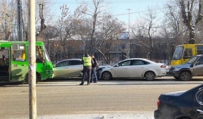 Массовое ДТП с участием пассажирского автобуса в Екатеринбурге (4 фото + 1 видео)