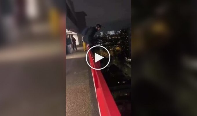 В Нидерландах экстремал исполнил прыжок с высоты более 50 метров перед глазами студентов