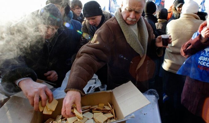 Россияне стыдятся бедности и развала СССР, но вместе с тем гордятся присоединением Крыма (9 фото)