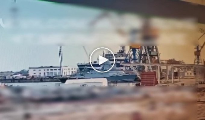 Попадание украинской крылатой ракеты Storm Shadow в российский малый ракетный корвет в Керчи