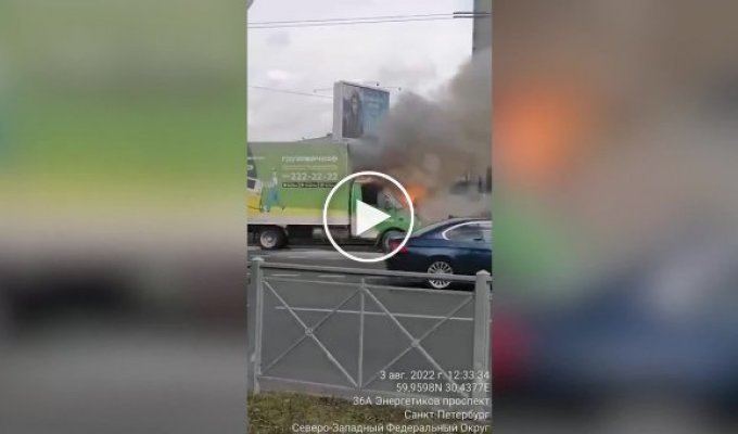 В Санкт-Петербурге водитель поливальной машины потушил загоревшуюся Газель на дороге