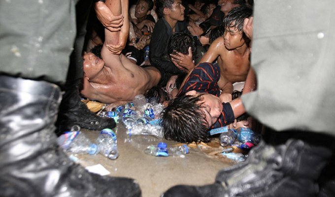 Трагедия на водном фестивале в Камбодже (16 фото)