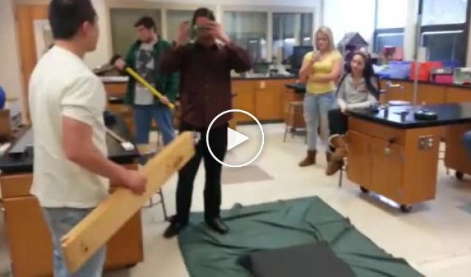 Еще один учитель учит физике студентов на собственном примере