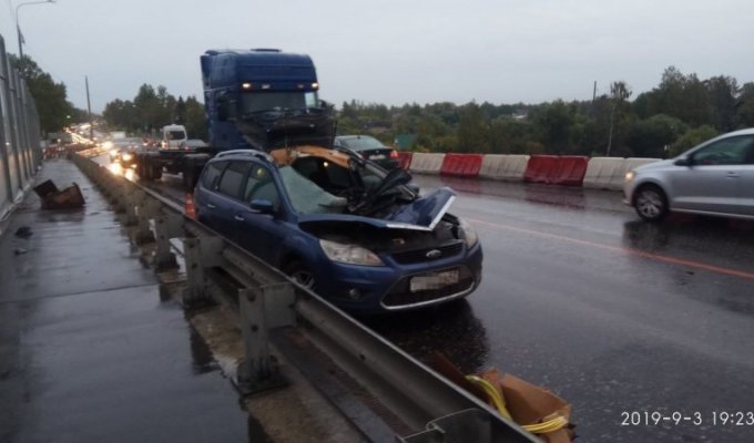 Hyundai влетел в дорожное ограждение и травмировал встречного водителя (3 фото + 1 видео)