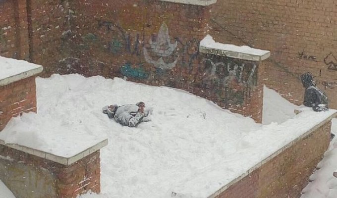 И такое бывает когда находишь человека в снегу (3 фото)