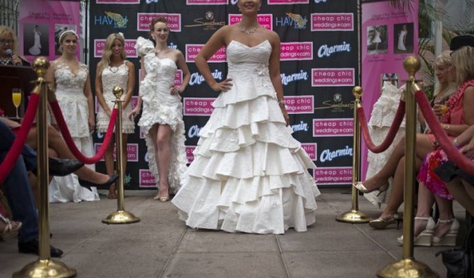 В Нью-Йорке показали удивительные свадебные платья из туалетной бумаги (18 фото)