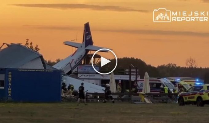 Пять человек погибли после падения самолета на ангар с людьми в Польше
