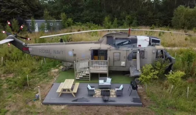 A man turned an old helicopter into a luxury home and "landed" it near a lake (6 photos + 1 video)