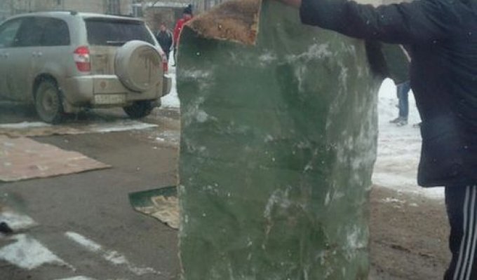 В Кировской области дорожные ямы застелили коврами (3 фото)