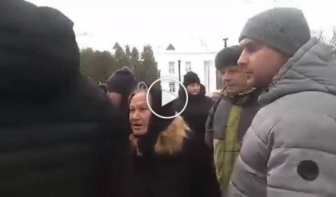 In Romny, an attempt by relatives of fallen soldiers to install flowerpots on the Walk of Fame ended in a brawl between the mayor of Stogniy and the head of the military administration, Vashchenko.