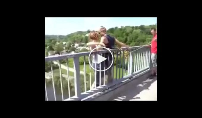 Очень опасный прыжок с тарзанкой