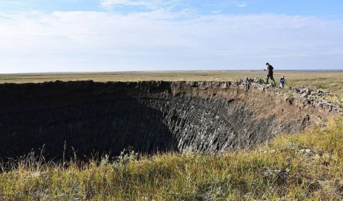Ученые нашли объяснение появлению загадочных кратеров в Сибири (4 фото)