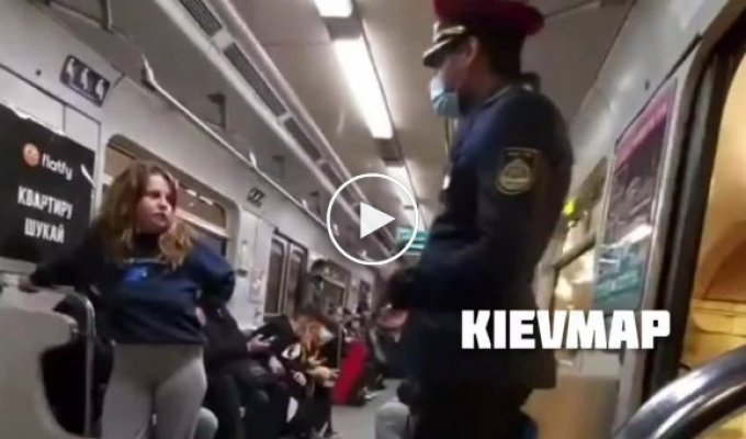 Девушку выгнали из вагона метро из-за отсутствия маски (мат)
