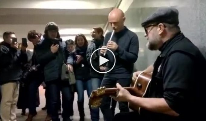 Борис Гребенщиков спел для пассажиров московского метро