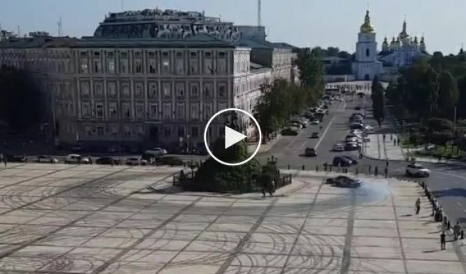 Суетологи в машинах RedBull дрифтили на Софийской площади ради рекламного ролика