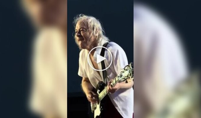 Дедушка Ангус из ACDC все еще хорош!