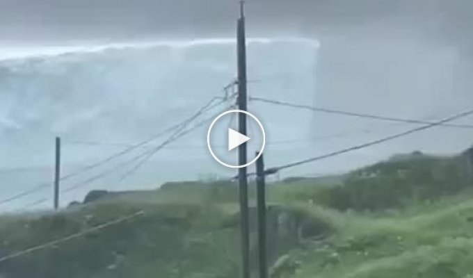 К канадскому острову Ньюфаундленд приплыл гигантский айсберг