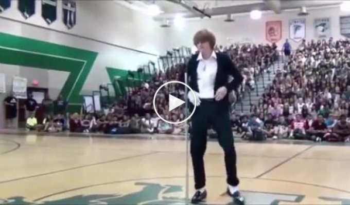 Талантливый подросток спародировал Майкла Джексона в школе