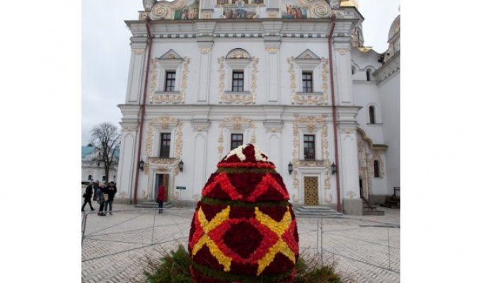 В Лавре установили гигантское яйцо из 7500 роз (20 фото)