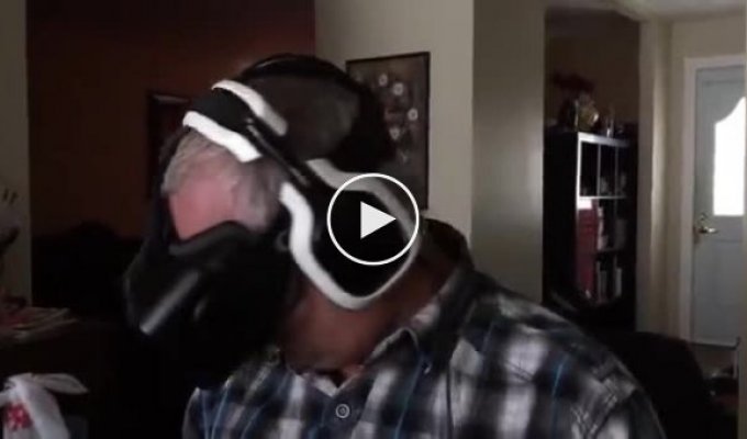 Классная реакция отца на шлем виртуальной реальности Oculus Rift