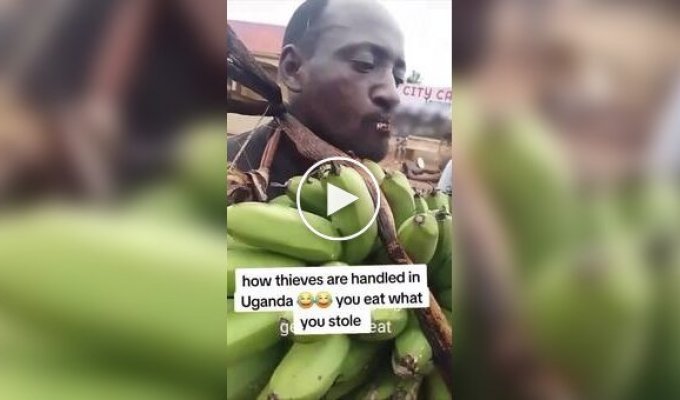 В Африке воров заставляют есть и пить то, что они пытались украсть