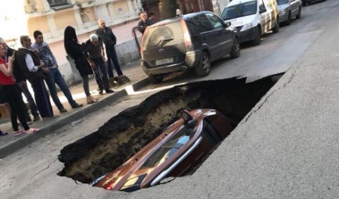 В Ростове-на-Дону автомобиль провалился под землю (3 фото + видео)