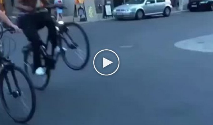 Чернокожий осваивает велосипед