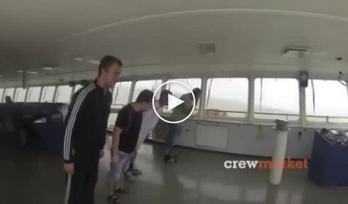 Моряки показали, как они себя чувствуют во время качки на корабле