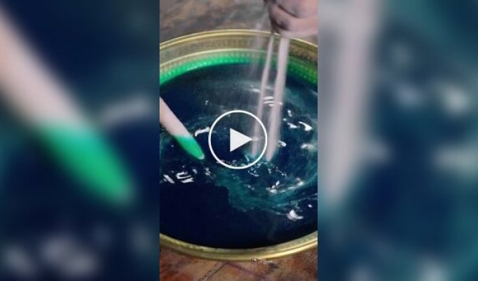 Песочная гармония: процесс создания мандалы из цветного песка