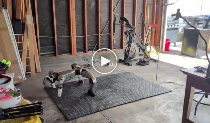 Мужчина научил своего робота ползать в стиле монстров из ужастиков