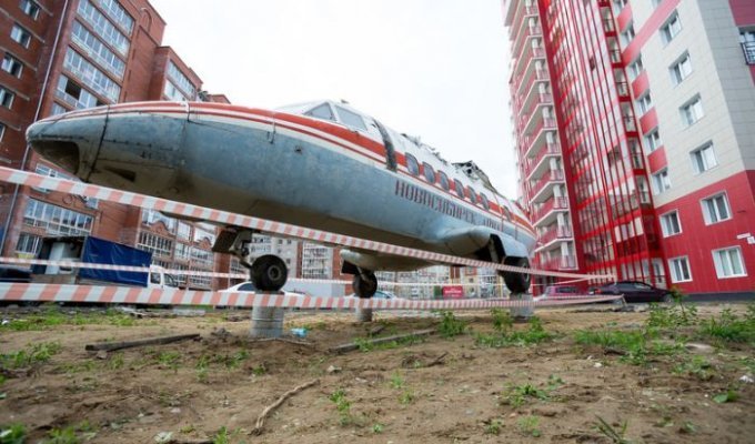 В Томске во дворе жилого дома установили самолет (4 фото)