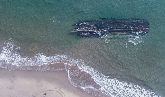 An unknown sunken ship washed up on the Canadian coast (10 photos + 1 video)