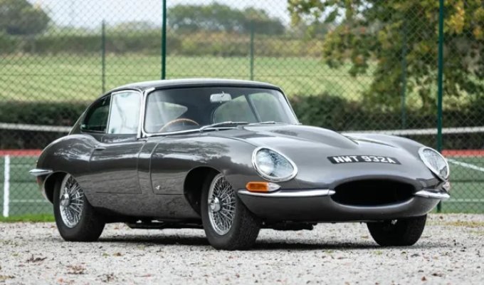«Мистер Бин» продаёт свой Jaguar E-Type (9 фото)