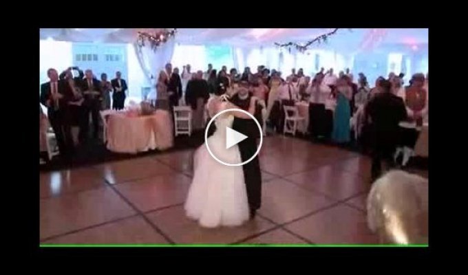 Еще один забавный танец с изюминкой на свадьбе