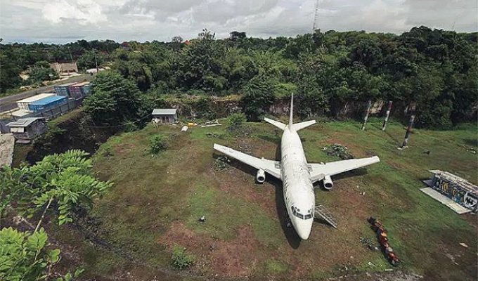 Мистическая загадка появления Boeing 737 (4 фото)