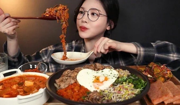 Секреты мукбанг. Как корейским видеоблогерам удается есть часами и не толстеть (22 фото)