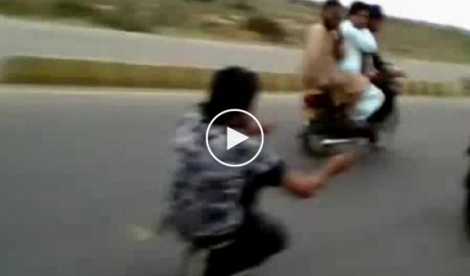 Пакистанские ребята изобретают новые методы езды на мотоцикле