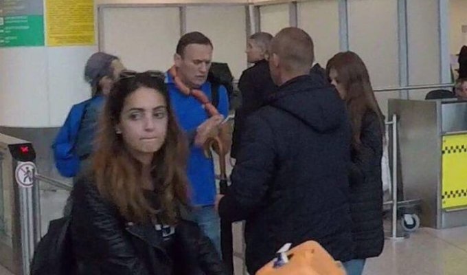 Алексея Навального обвешали сардельками в аэропорту (3 фото + видео)