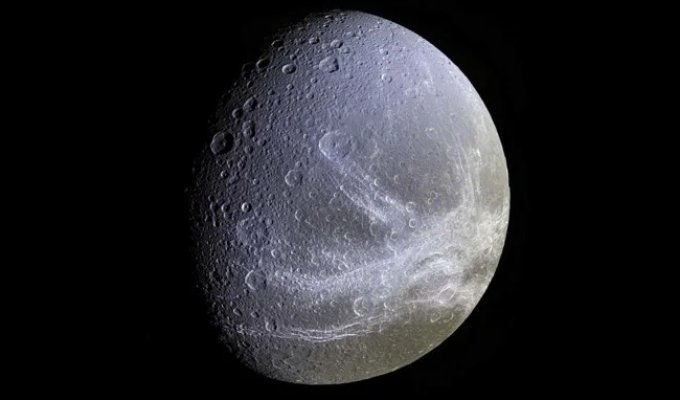 Сатурнианская Диона (1 фото)