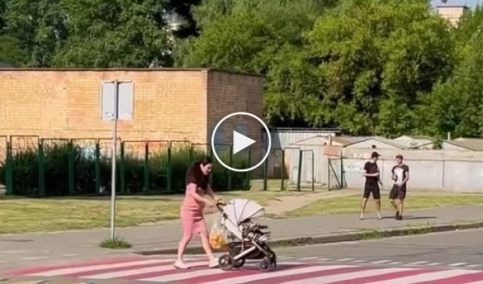 Bikers helped a pregnant woman while other drivers passed by