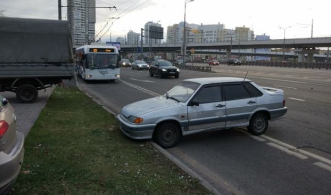«Гений парковки» на проспекте Маршала Жукова в Москве (3 фото)