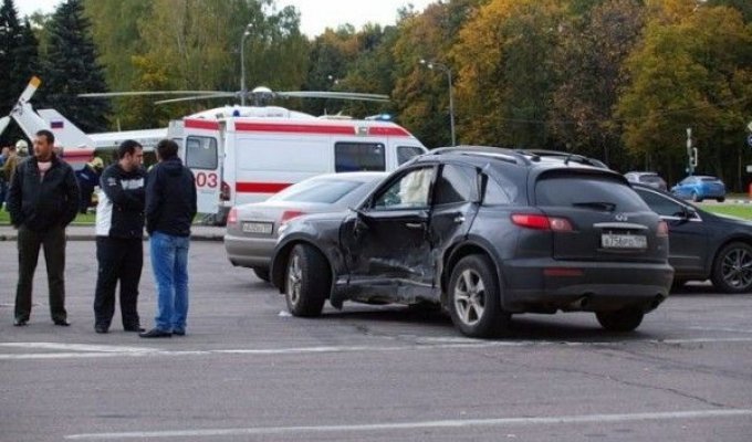 Серьезная авария возле МГУ (14 фото)