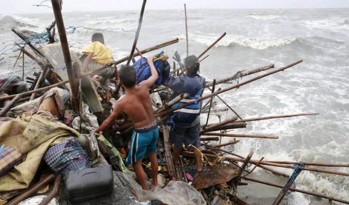 На Филиппины обрушился тайфун Коппу (42 фото)