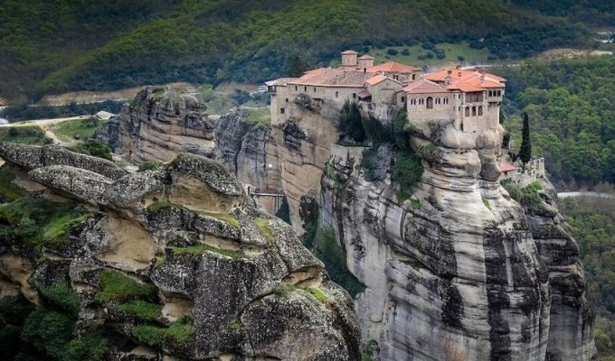 Метеоры Греции с высоты и почему монахи уходили в горы (3 фото + 1 видео)