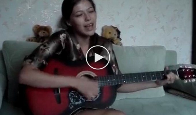 Девушка красиво играет и поет на гитаре