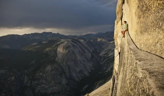 33 жутких фотографии с крыши мира