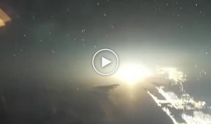 Кадры запуска ракеты Falcon 9, снятые с борта одного из самолетов во Флориде